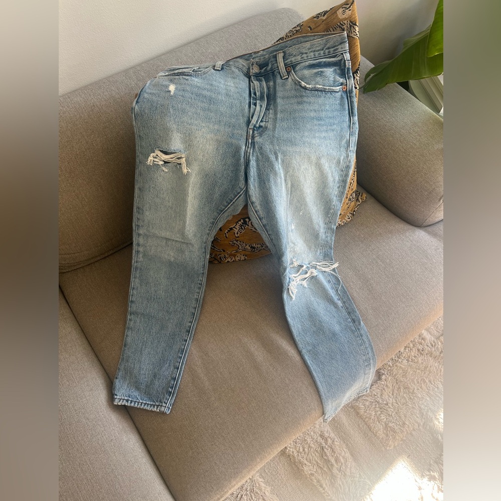 Levi’s Classic Light Wash Distressed Women’s Jeans